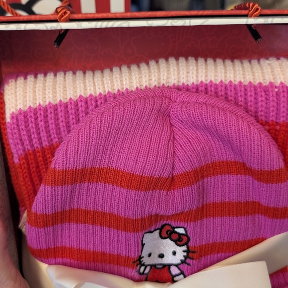 📢LAST ONE Hello Kitty Beanie & Scarf Set. - Picture 8 of 10